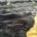 Dywan premium ze sztucznego futra 3D Bubble 120x180 cm - czarny ze złotymi paskami, miękki i puszysty