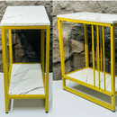 Nowoczesny Stolik Boczny z 2 Półkami – Blat Typu Marmur i Żółta Metalowa Rama, Elegancki i Wszechstronny Design do Salonu, Sypialni lub Biura