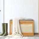 Ławka z szafką na buty 2w1 z bambusa, 2 półki, wygodne tapicerowane siedzisko, drzwi typu rattan, naturalny design, 70 x 24 x 46 cm